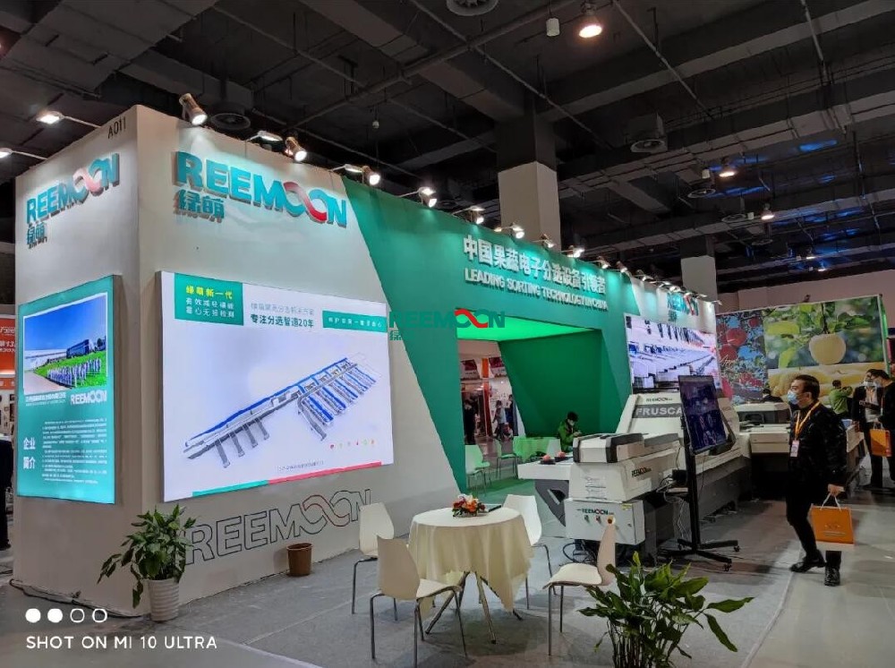 綠萌分選 讓您的水果好吃看得見(jiàn)綠萌出展2020萬(wàn)果風(fēng)云第13屆亞洲果蔬博覽會(huì)時(shí)間：2020年11月23日—11月24日地點(diǎn)：上?？鐕?guó)采購(gòu)會(huì)展中心（光復(fù)西路2739號(hào)）A館A011江西綠萌科技控股有限公司是一家專注于果蔬采后分選處理的企業(yè)，公司自成立之日起，就致力于用科技及創(chuàng)新推動(dòng)世界水果采后技術(shù)進(jìn)步。經(jīng)過(guò)19年發(fā)展，