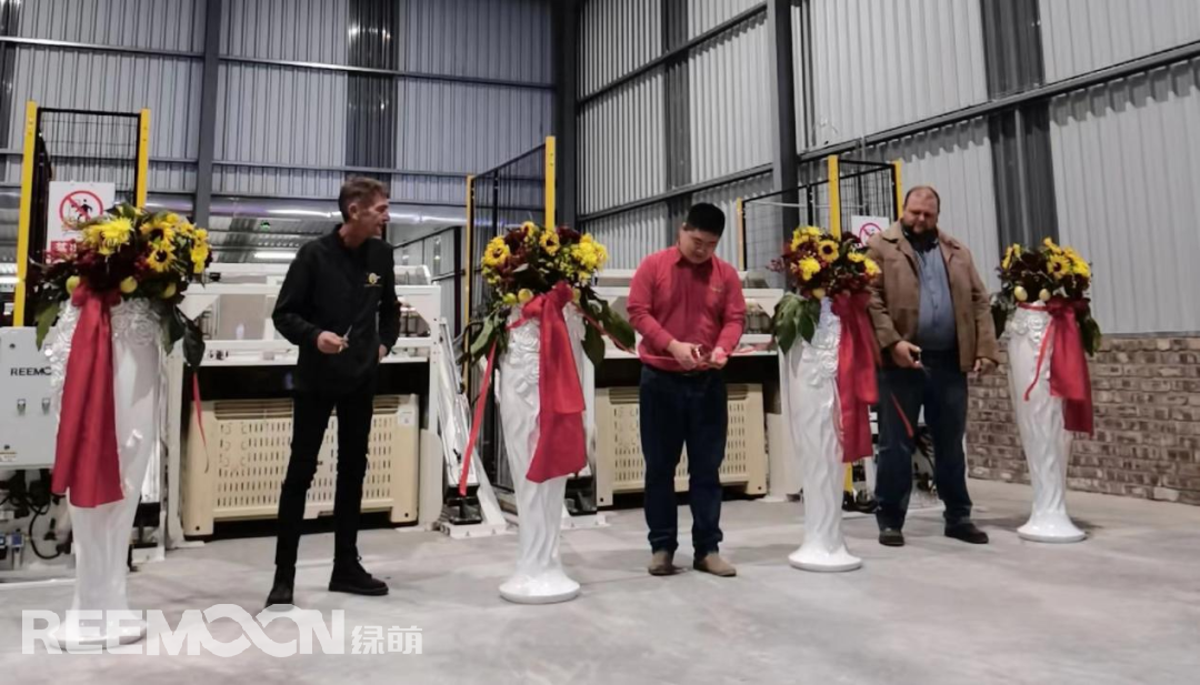 由金豹果業(yè)基地的管理團(tuán)隊(duì)進(jìn)行剪彩禮：【從左往右：內(nèi)維爾·史密斯（Neville Smith）、蔣亦姜（Ken Jiang）、皮爾尼夫·施密特（Pierneef Smit）】.png