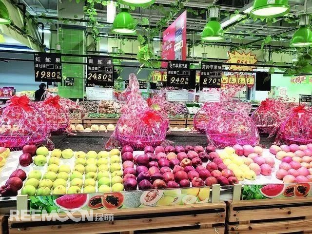 姹紫嫣紅的五月，既是時令鮮果陸續(xù)上市的節(jié)點，也是一些水果青黃不接的時候，但無論是什么水果，人們的需求總是很大。然而愛吃水果的市民會發(fā)現(xiàn)，這兩個月以來，許多水果價格高漲，像優(yōu)質(zhì)蘋果，一個價格都抵得上去年一市斤的售價了，連最普通的橘子、梨，價格都居高不下。價格飆升，市民直呼“吃不起”不少水果零售價格均比