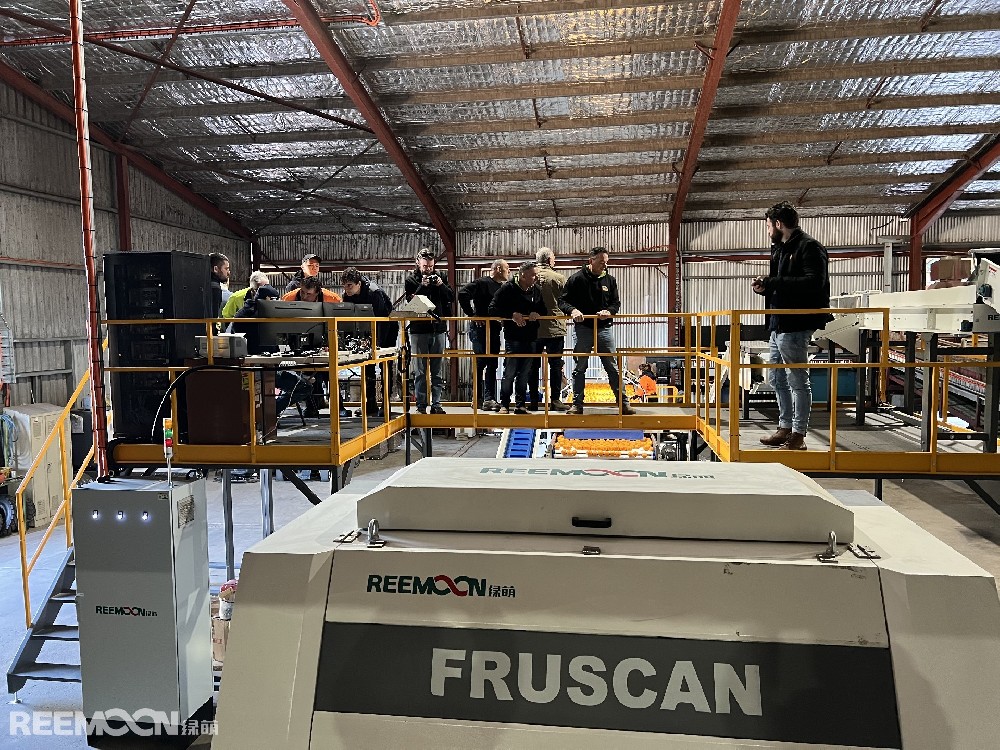 日前，應(yīng)用于Clear Lake Citrus的新型Fruscan 7四通道分選機(jī)在澳大利亞格里菲斯的綠萌展示活動(dòng)中驚艷亮相。該設(shè)備是目前綠萌在澳大利亞所安裝的最新也是最大的設(shè)備。綠萌新型Fruscan 7四通道分選機(jī)展示活動(dòng)現(xiàn)場(chǎng)來(lái)自澳大利亞各地的種植者和包裝廠(chǎng)商來(lái)到這家柑橘包裝廠(chǎng)參觀(guān)了這臺(tái)配備了Fruscan 7系統(tǒng)（綠萌的最新瑕疵分選技術(shù)